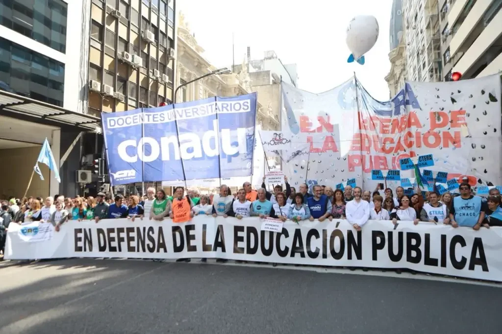 Docentes riojanos se adhieren a un paro nacional por salarios insuficientes