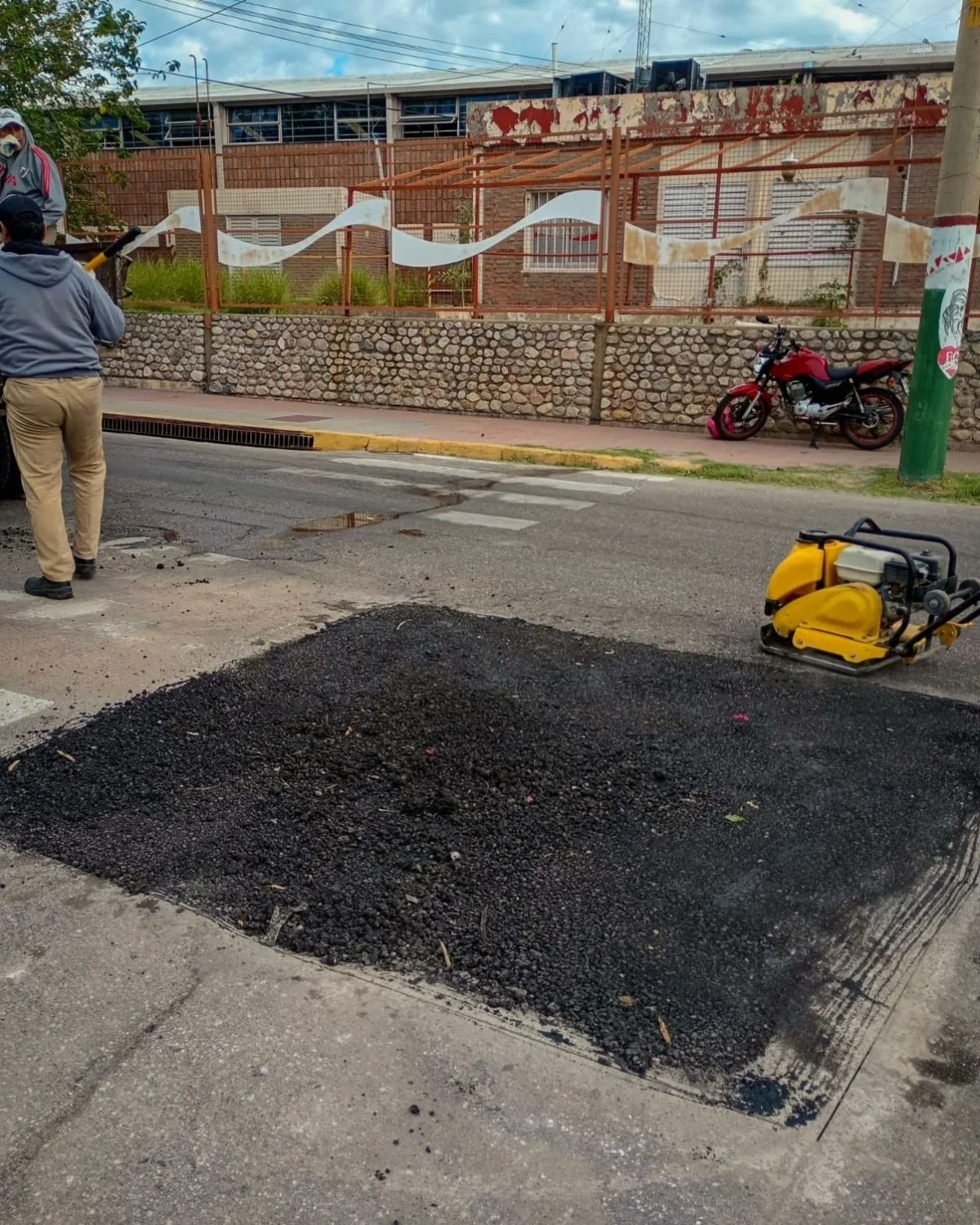 El bacheo en la capital avanza: mejoras para la transitabilidad en La Rioja
