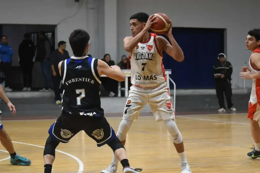 El equipo riojano celebra su primer triunfo en el Torneo Oficial ante Riachuelo