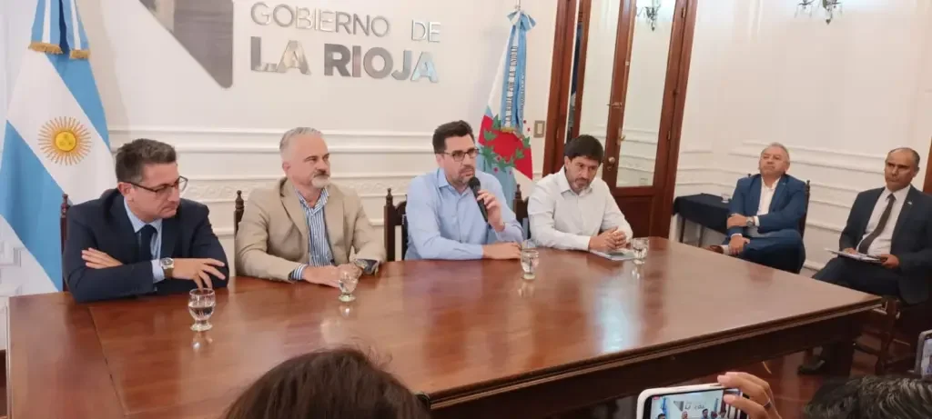 El Gobierno provincial aclara la situación del Banco Rioja y el parque eólico ante rumores.