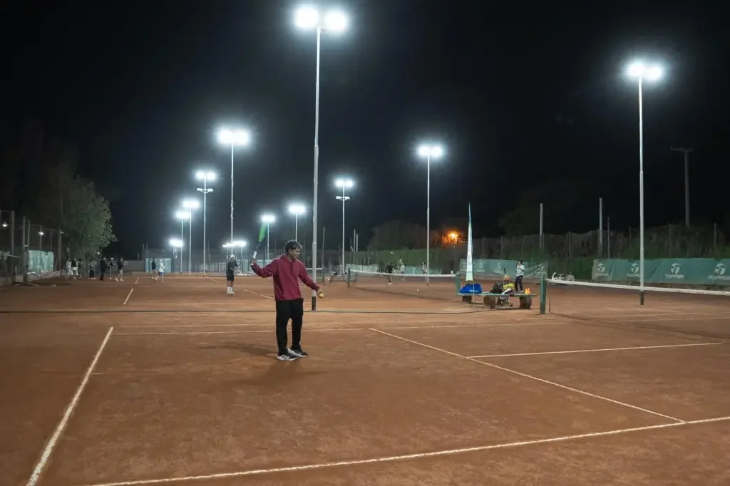 El Lawn Tennis de La Rioja brilla con nueva iluminación tras la inauguración del gobernador Quintela