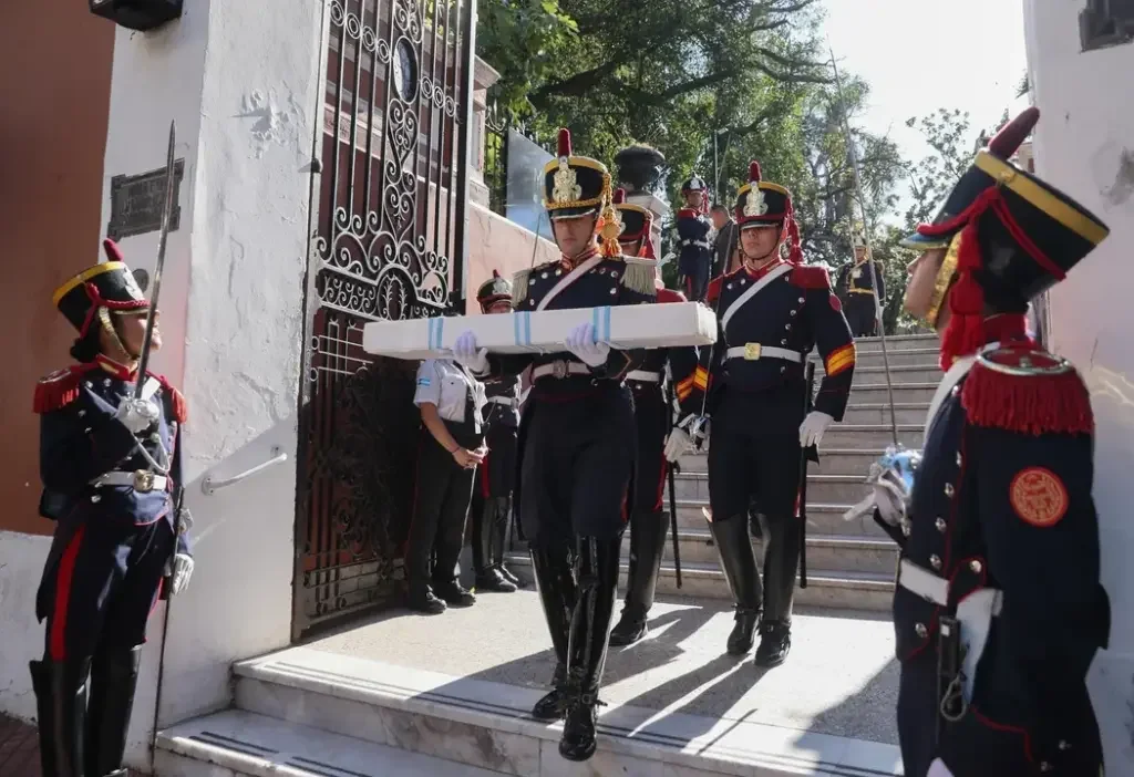 El sable corvo de San Martín llega al Regimiento de Granaderos en una ceremonia histórica