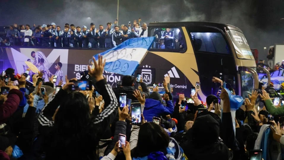 Emotivo recibimiento en Ezeiza: miles celebran la llegada de sus ídolos.