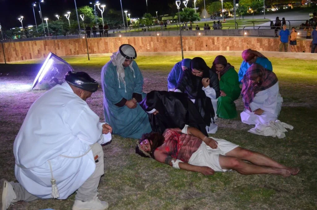 Emotivo Vía Crucis Viviente une a la comunidad en el Parque de la Juventud