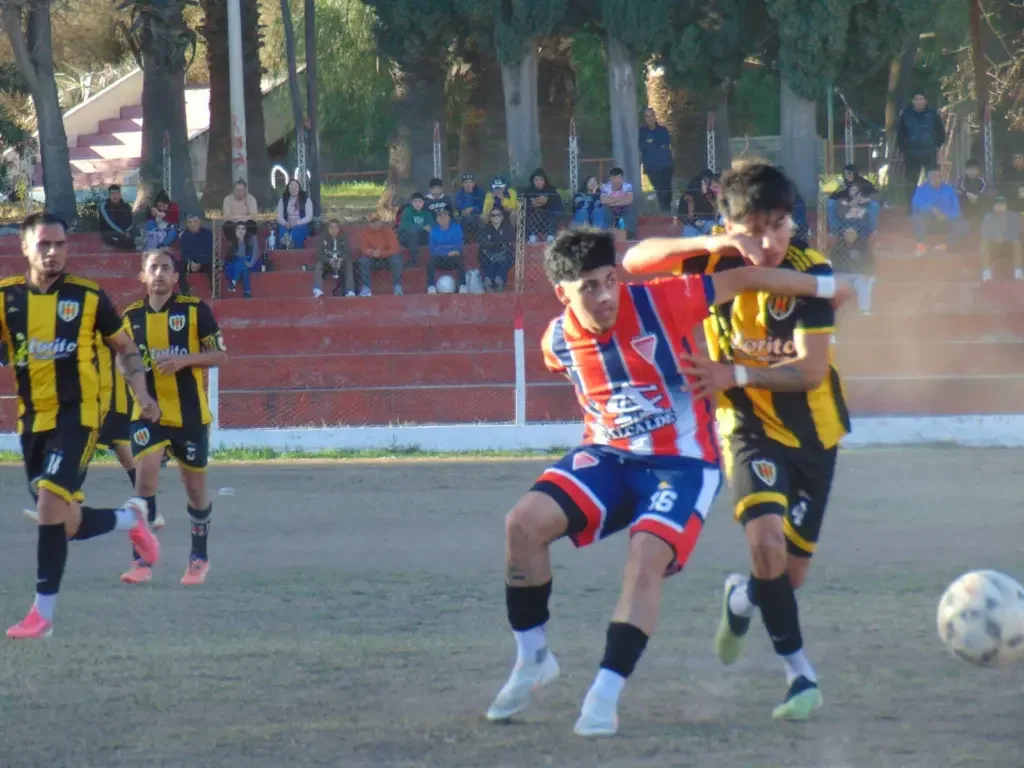Empate emocionante en el clásico de fútbol en Chilecito entre Estrella y Los Andes