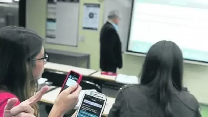 Escuelas de La Rioja se preparan para adaptarse a la nueva normativa sobre pantallas