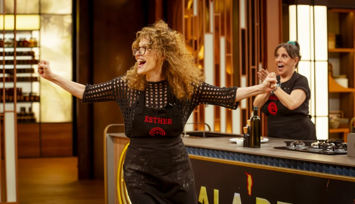 Esther Goris sufre caída en el festejo de Masterchef Celebrity y genera preocupación