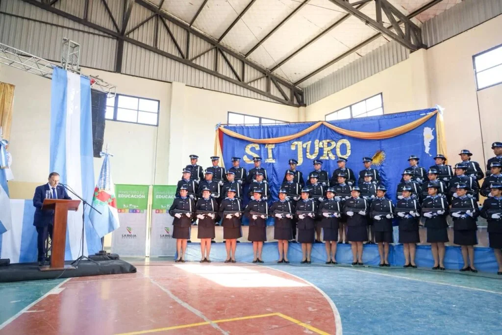 Estudiantes de Famatina rinden homenaje a la Bandera en emotiva ceremonia