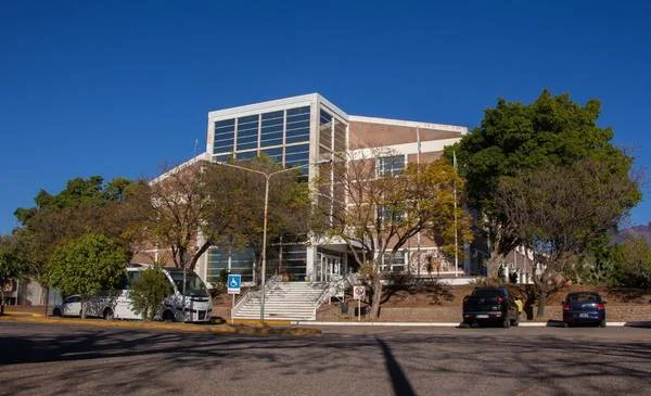 Estudiantes de la UNLaR enfrentan nuevas tarifas por trámites administrativos