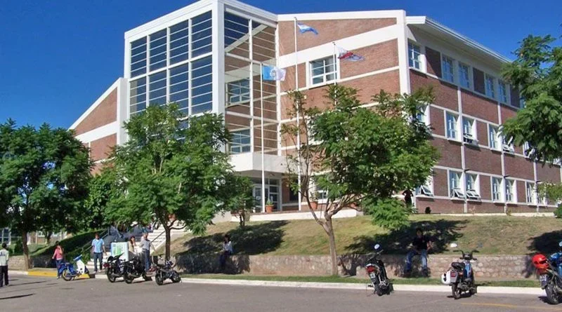 Estudiantes de la UNLaR protestan contra el cobro de trámites y piden transparencia