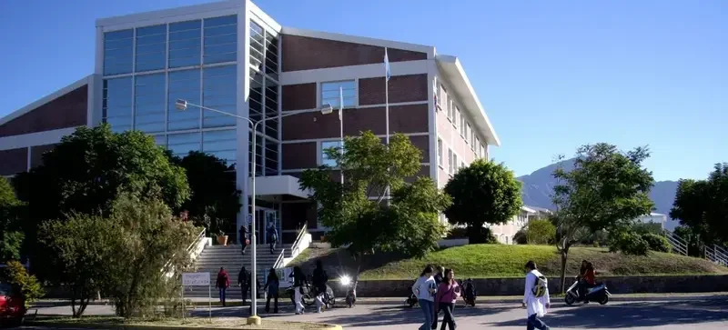 Estudiantes de la UNLaR se suman a la protesta: clases suspendidas este miércoles.