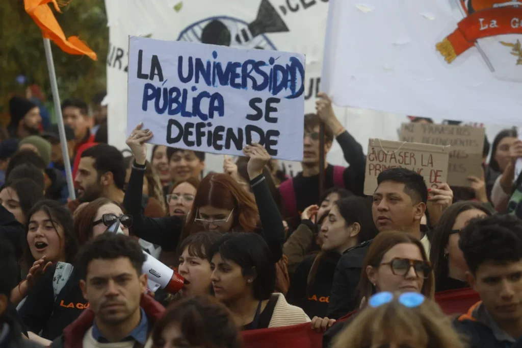 Estudiantes de la UNLaR se suman al paro nacional de este martes por reclamos laborales