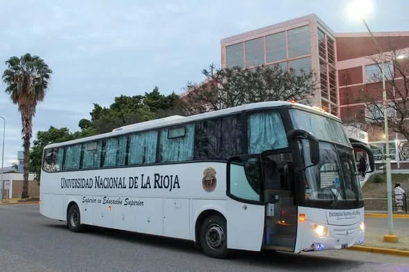 Estudiantes de la UNLaR vuelven a contar con colectivo tras una década sin servicio
