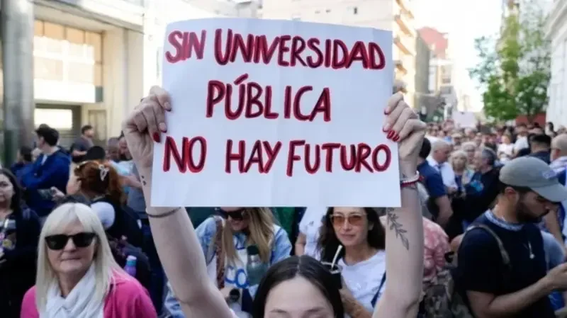 Estudiantes de la UNLaR y la UTN se movilizan contra el veto a la educación superior
