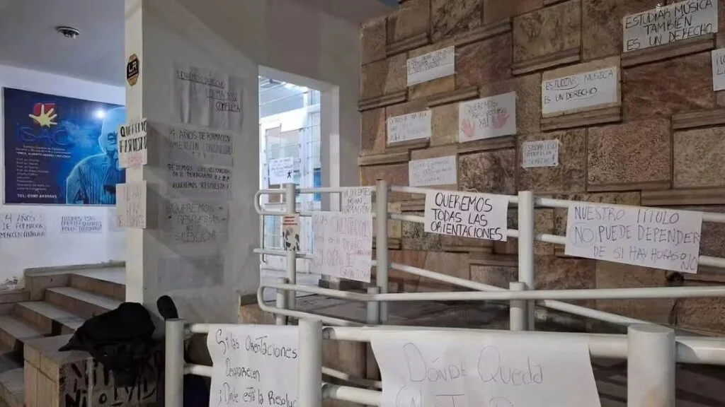 Estudiantes del ISAC exigen respuestas por la falta de docentes de Música