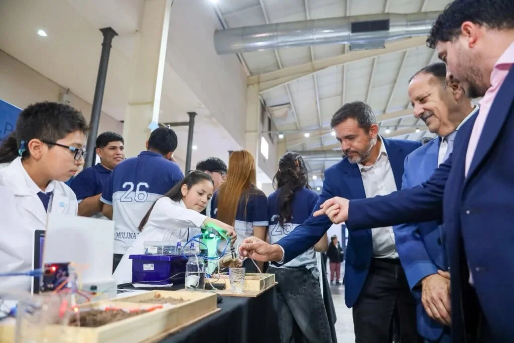 Estudiantes riojanos brillan en concurso nacional de ahorro energético y son reconocidos por el gobernador
