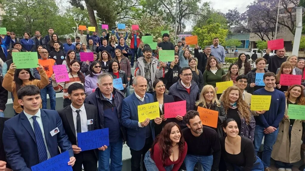 Estudiantes y docentes de La Rioja exigen aumento de financiamiento y salarios en la marcha masiva