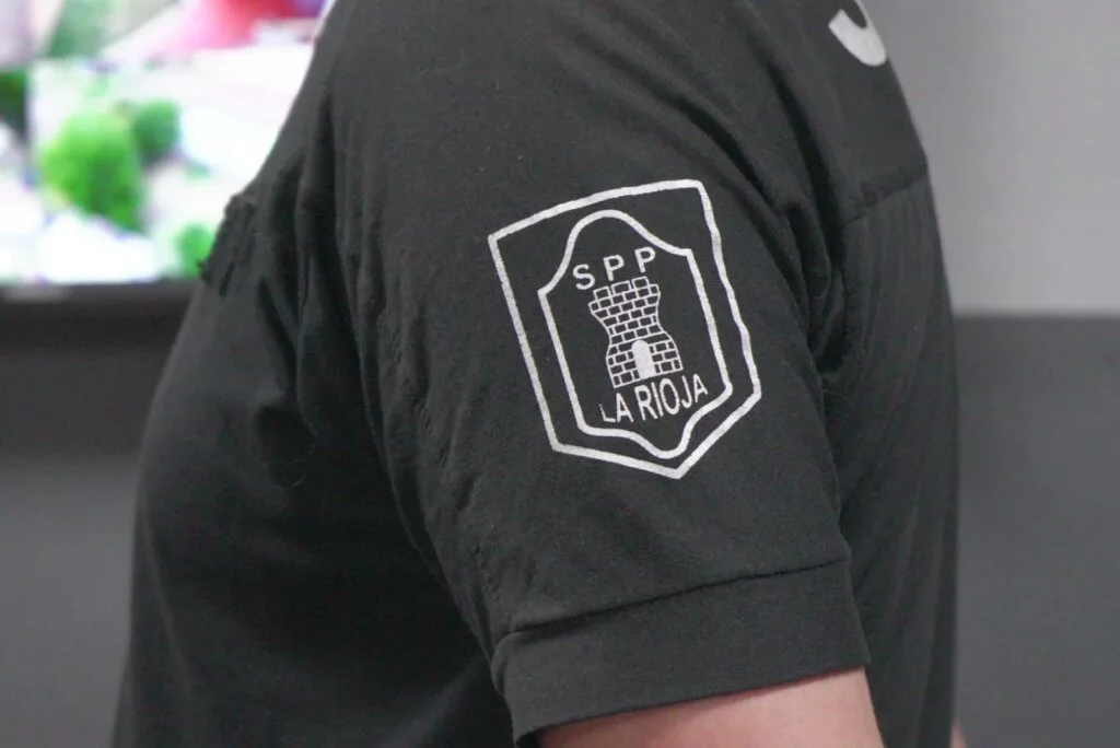 Ex policías de La Rioja buscan mejoras salariales en diálogo con el gobierno provincial