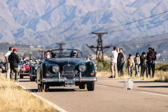 Famatina y La Rioja brillan con la Gran Carrera de Autiq Cars, un imán turístico