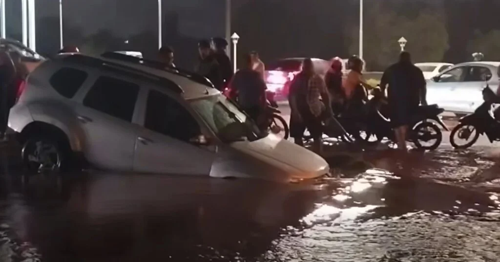 Familia rescatada tras colapso de puente en Santa Rita por intensas lluvias