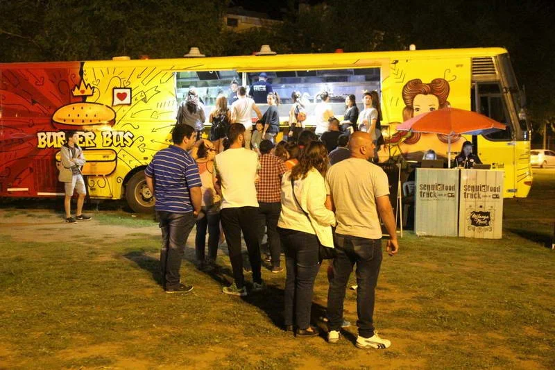 Food trucks y espectáculos iluminan el verano en el Prado de María