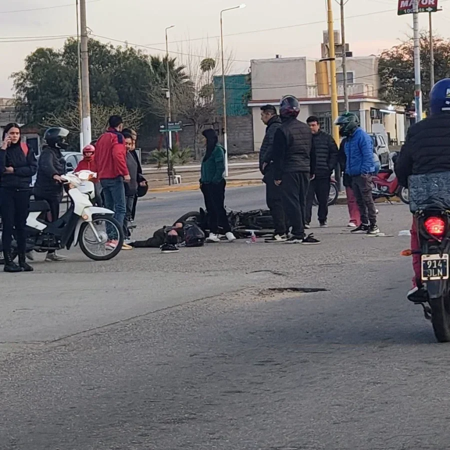 Fuerte accidente de motos deja a tres jóvenes heridos en la ciudad