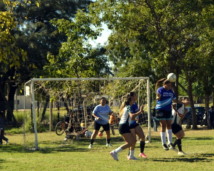 Fútbol femenino: la Legislatura se clasifica a la final tras contundente victoria