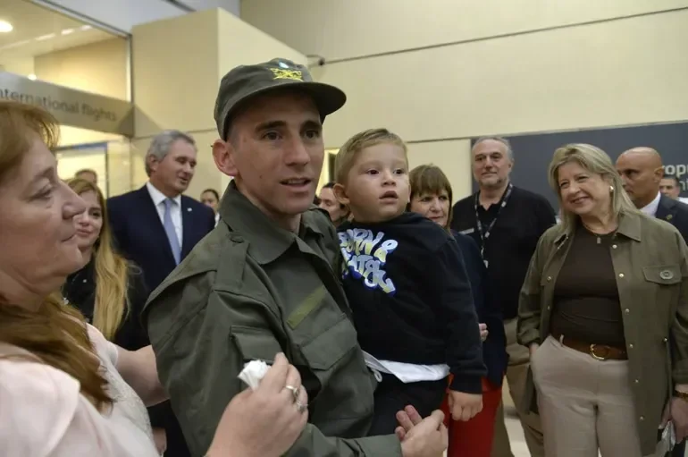 Gendarme argentino regresa a casa tras un largo año de cautiverio en Venezuela