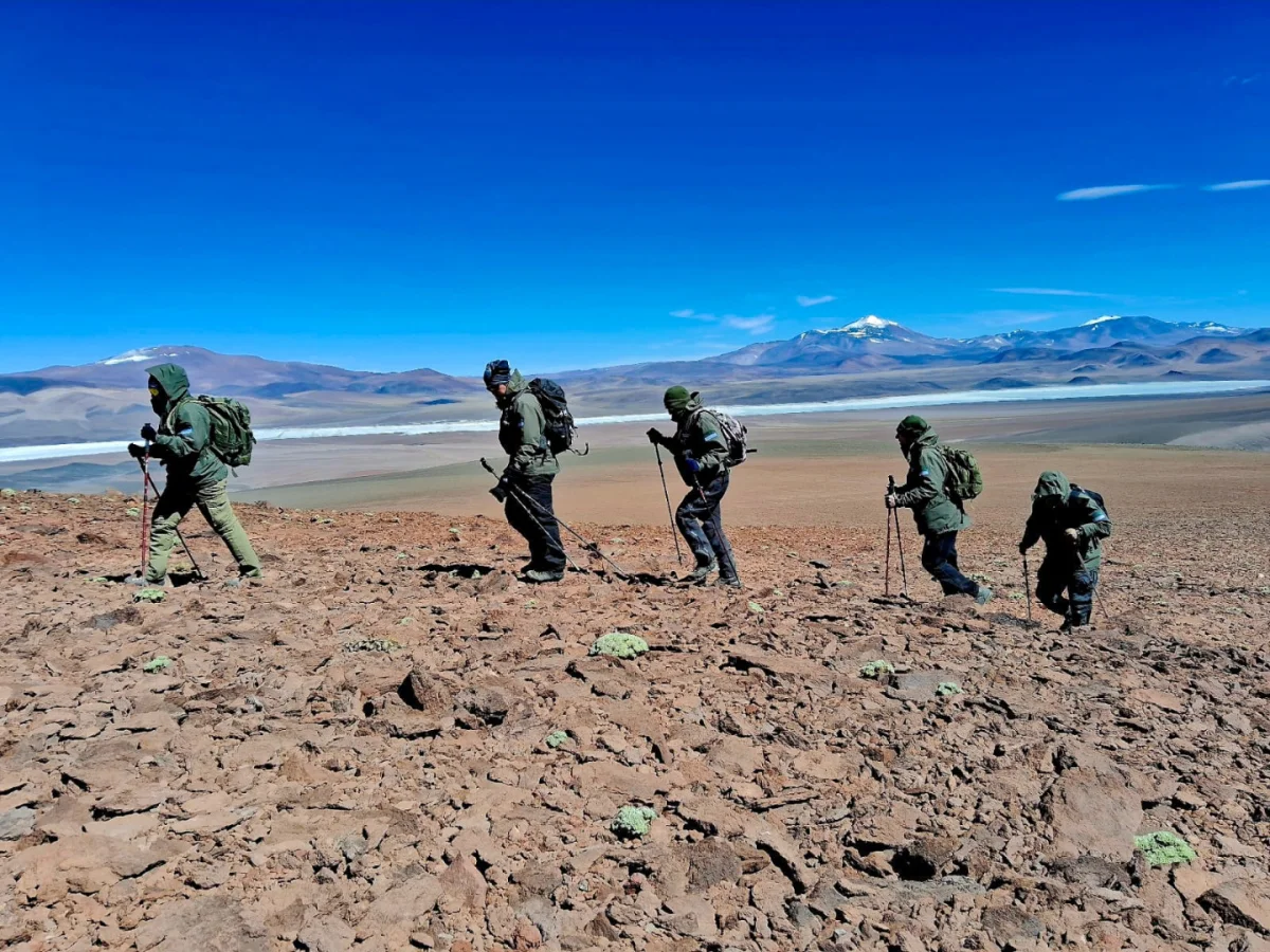 Gendarmes alcanzan la cumbre del volcán Bonete Chico en un hito histórico para La Rioja