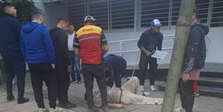 Grave accidente en Chamical: trabajador de la construcción cae del techo del Banco Nación