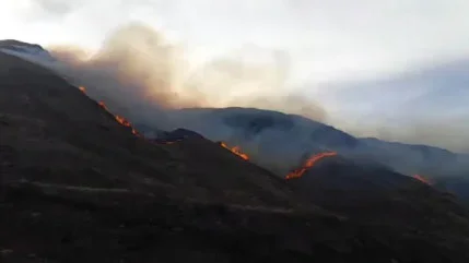 Guanchín lucha contra incendio forestal: vecinos en alerta por evacuaciones y riesgos