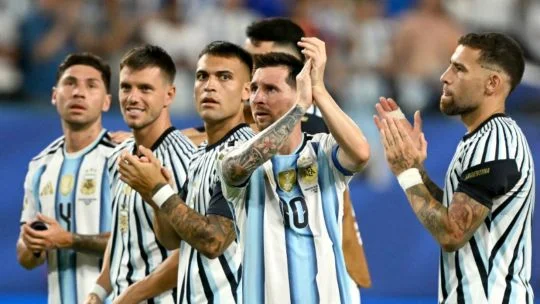 Hinchas argentinos celebran triunfo y generan conmoción con gesto hacia Cabo Verde.