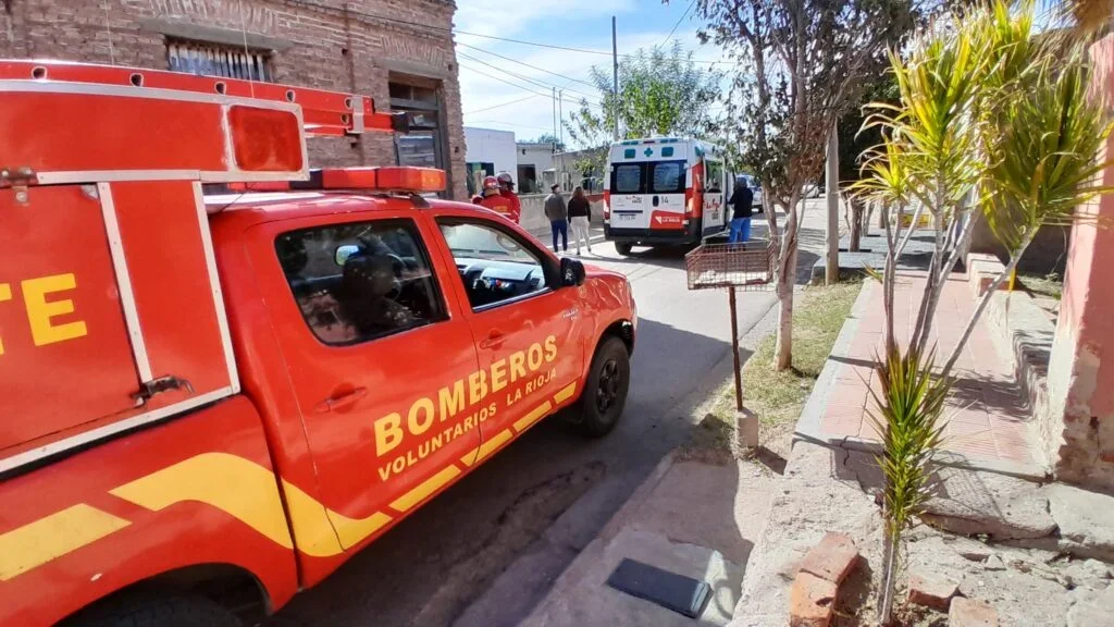 Hombre enfrenta cargos por amenazar a bomberos en La Rioja con cuchillos
