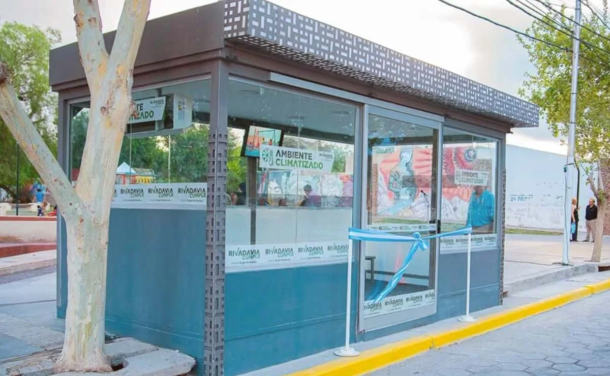 Inauguran en San Juan la primera parada de colectivos con aire acondicionado del país.