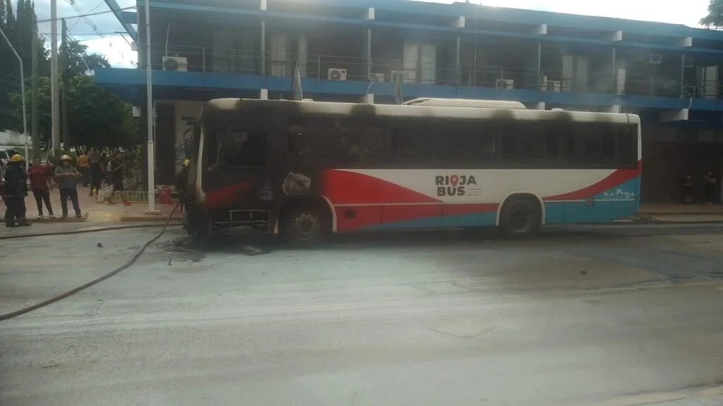 Incendio de colectivo en Avenida Perón: sin heridos, pero con gran pérdida material