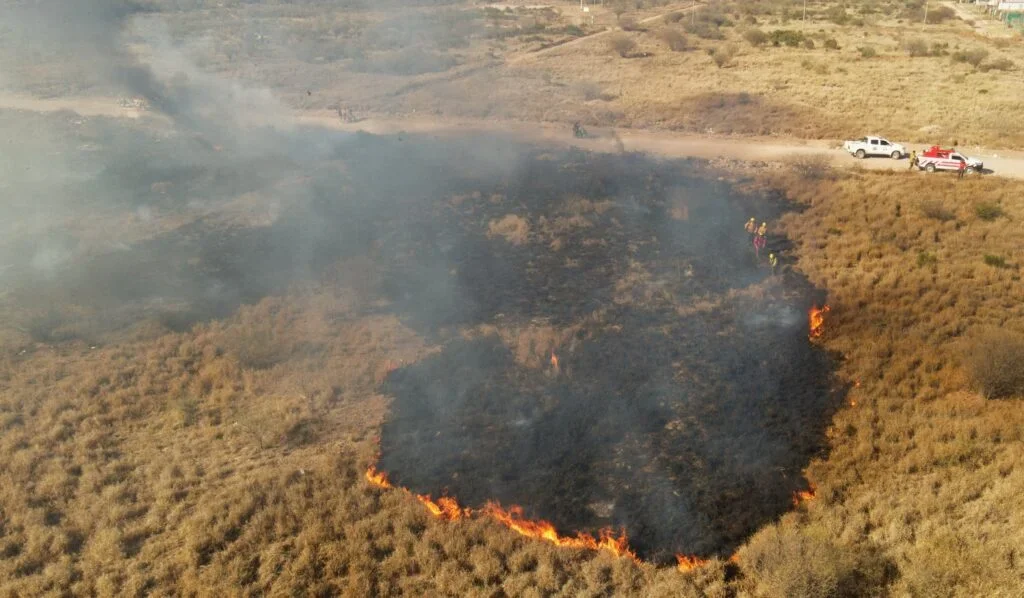 Incendio en barrio 29 de Diciembre arrasa más de tres hectáreas de vegetación