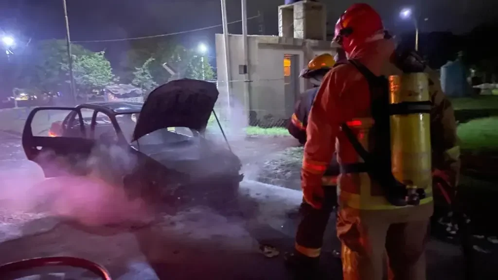 Incendio en la zona sur de La Rioja: auto calcinado, vecinos preocupados por la seguridad