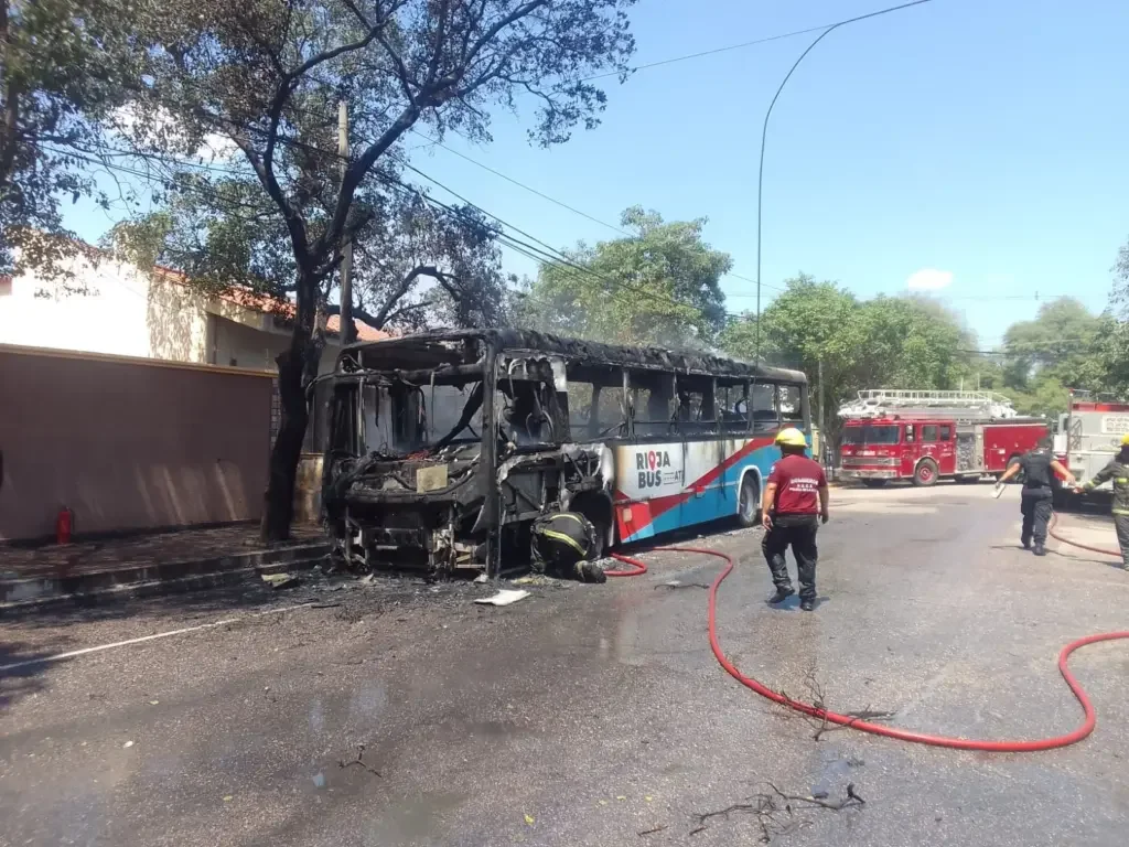 Incendio total de colectivo de Rioja Bus: afortunadamente, sin heridos
