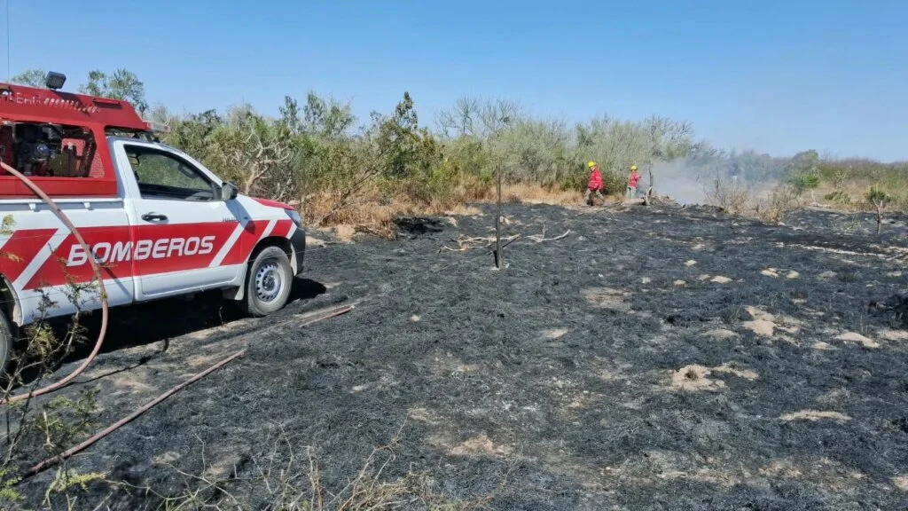 Intensa labor de bomberos apaga cuatro incendios en La Rioja capital