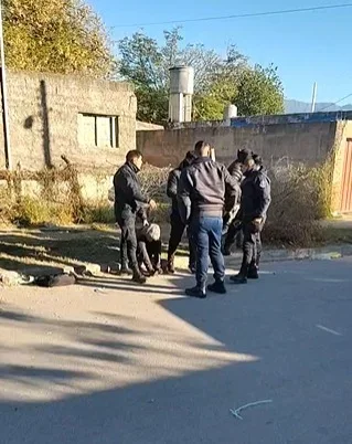 Intento de robo en Capital: dos detenidos tras atropellar a un peatón