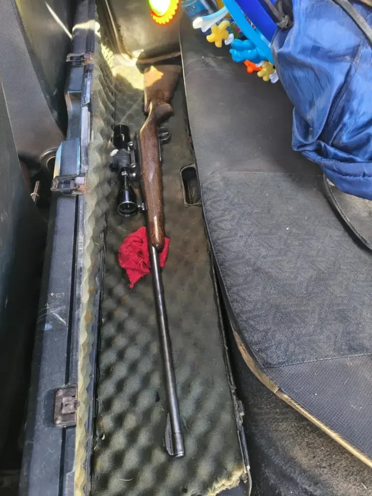 Intervención policial en barrio Empleados Legislativos: fusil y carne de guanaco incautados
