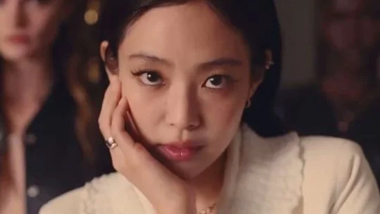 Jennie de BLACKPINK deslumbra en la campaña de Coco Crush de CHANEL