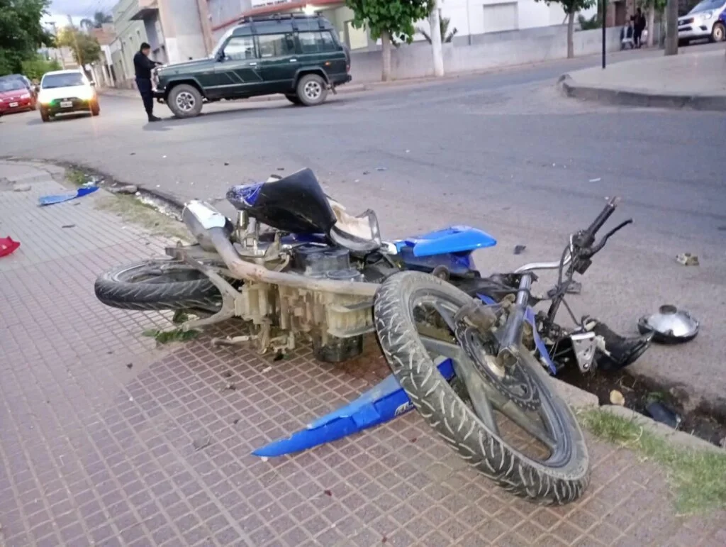 Joven motociclista se lesiona gravemente tras accidente en Chilecito