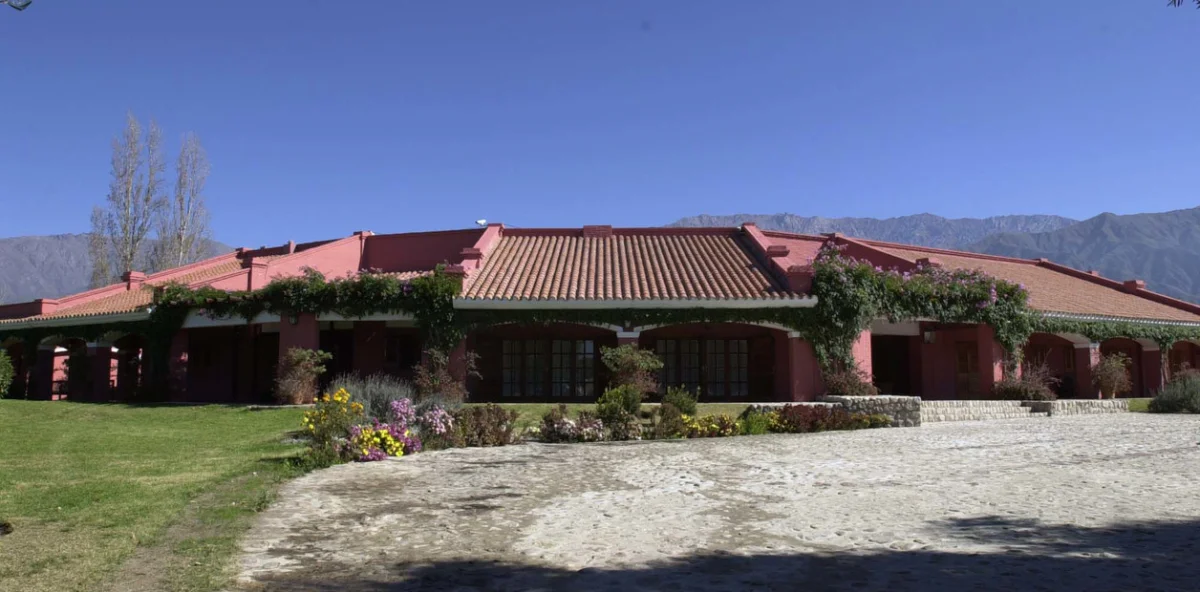 La apertura de "La Rosadita" al turismo en La Rioja podría postergarse por la salud de Menem y el COVID-19.