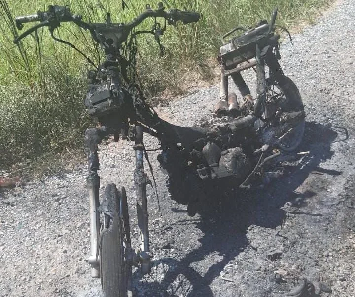 La moto incendiada en Desiderio Tello despierta inquietud en los vecinos de la zona
