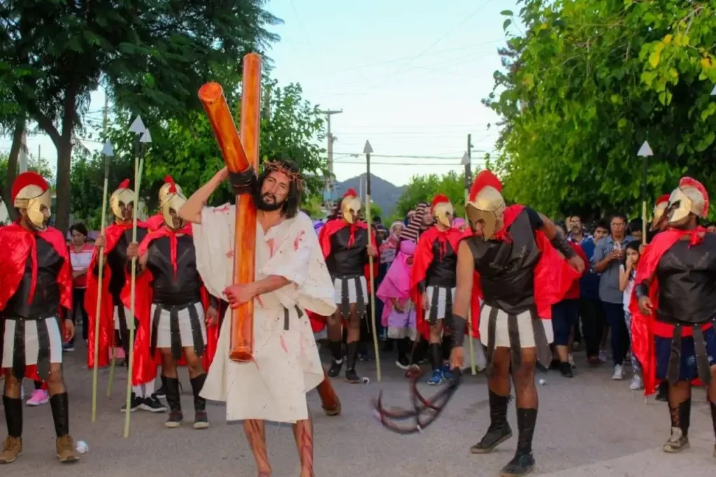 La Plaza de la Cultura se prepara para recibir el Vía Crucis Viviente este jueves