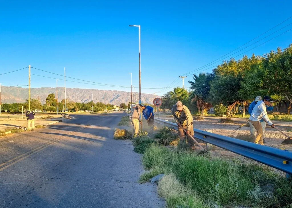 Limpieza en rutas 9 y 60: preparativos municipales para Semana Santa en Aimogasta