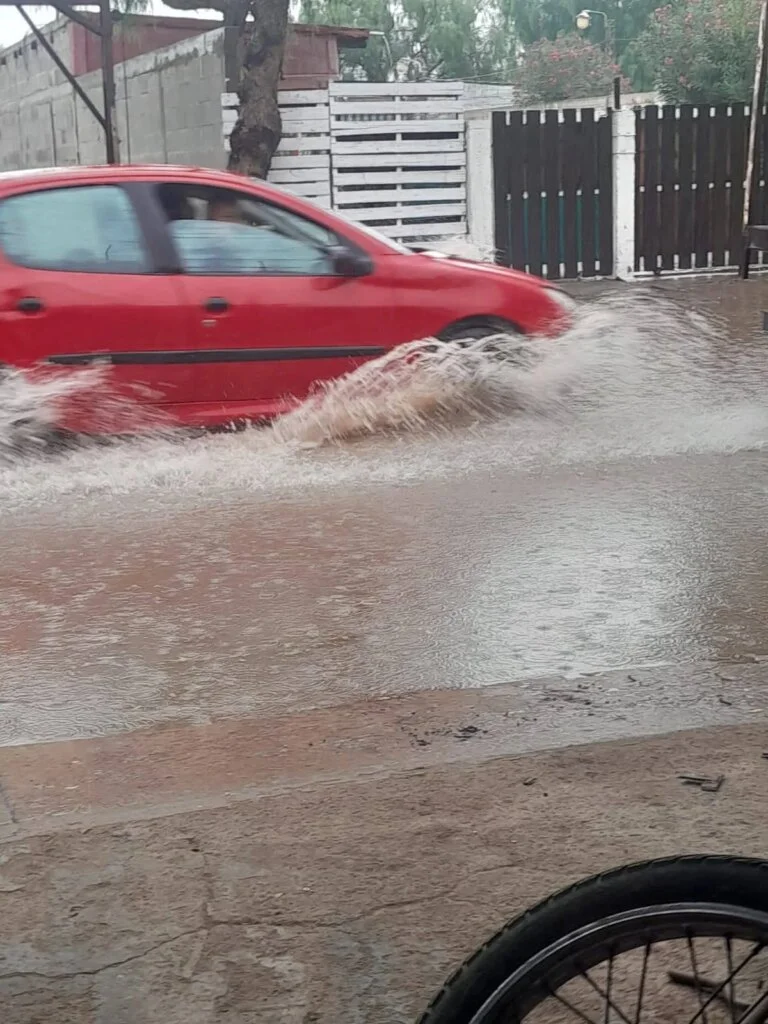 Lluvias generan condiciones críticas en calles de la Capital riojana
