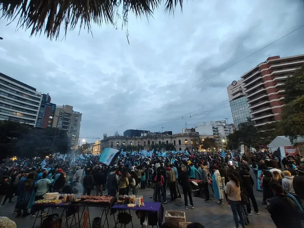 Los hinchas de Belgrano celebran el campeonato del Torneo Apertura en Córdoba