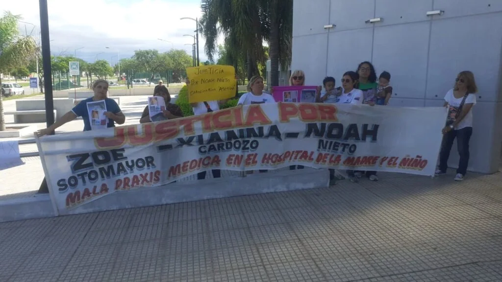 Madres exigen justicia por neonatos fallecidos en emotiva protesta frente al hospital